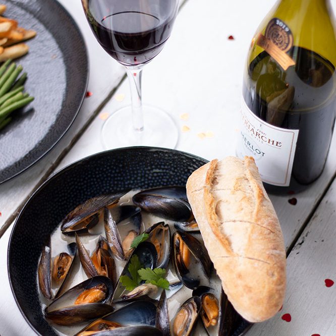 Mussels, bread and wine Mussels, bread and wine